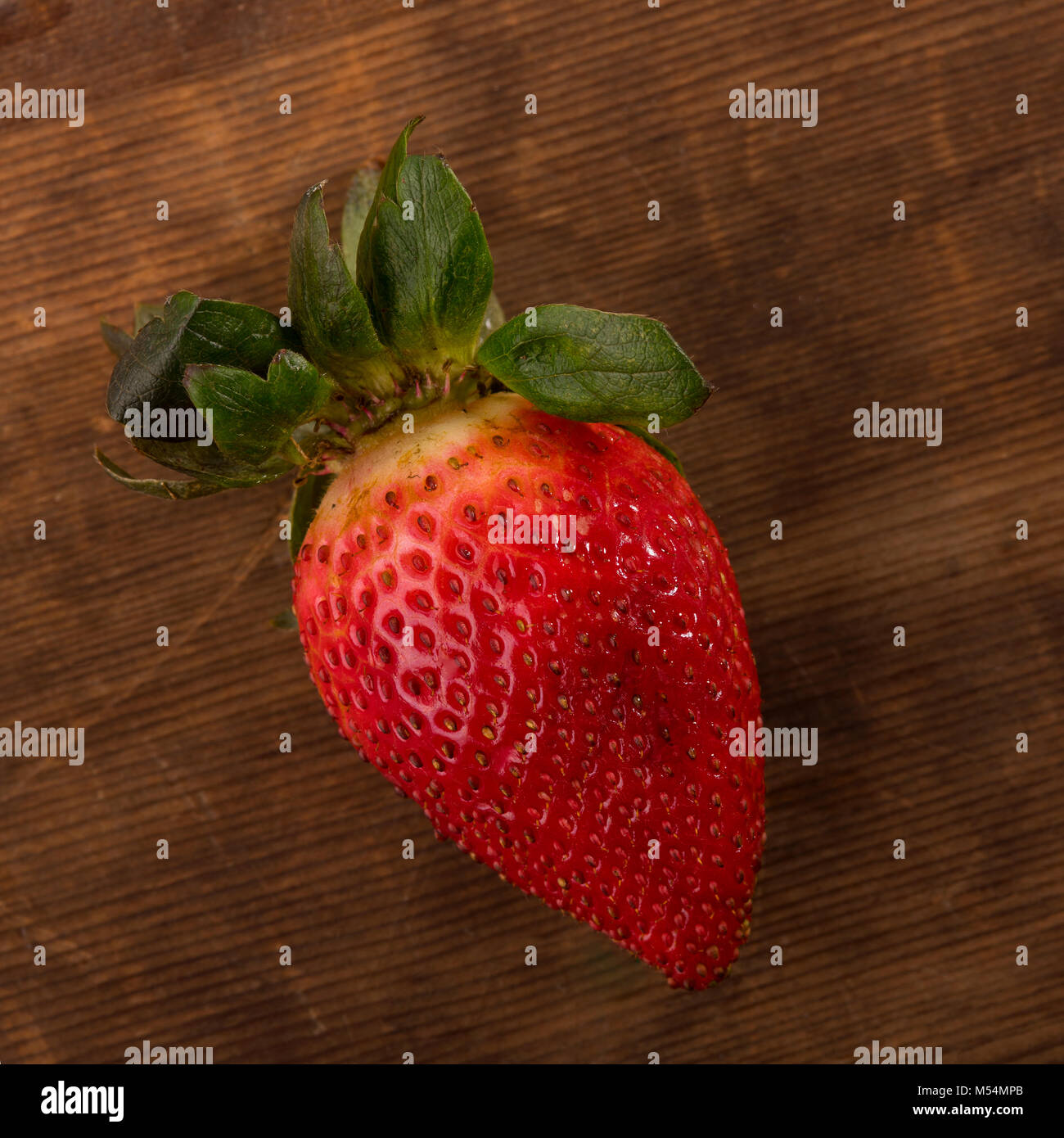Frische rote Erdbeeren Schuß von Direkt oben im Studio auf braunem Holz- Hintergrund Stockfoto