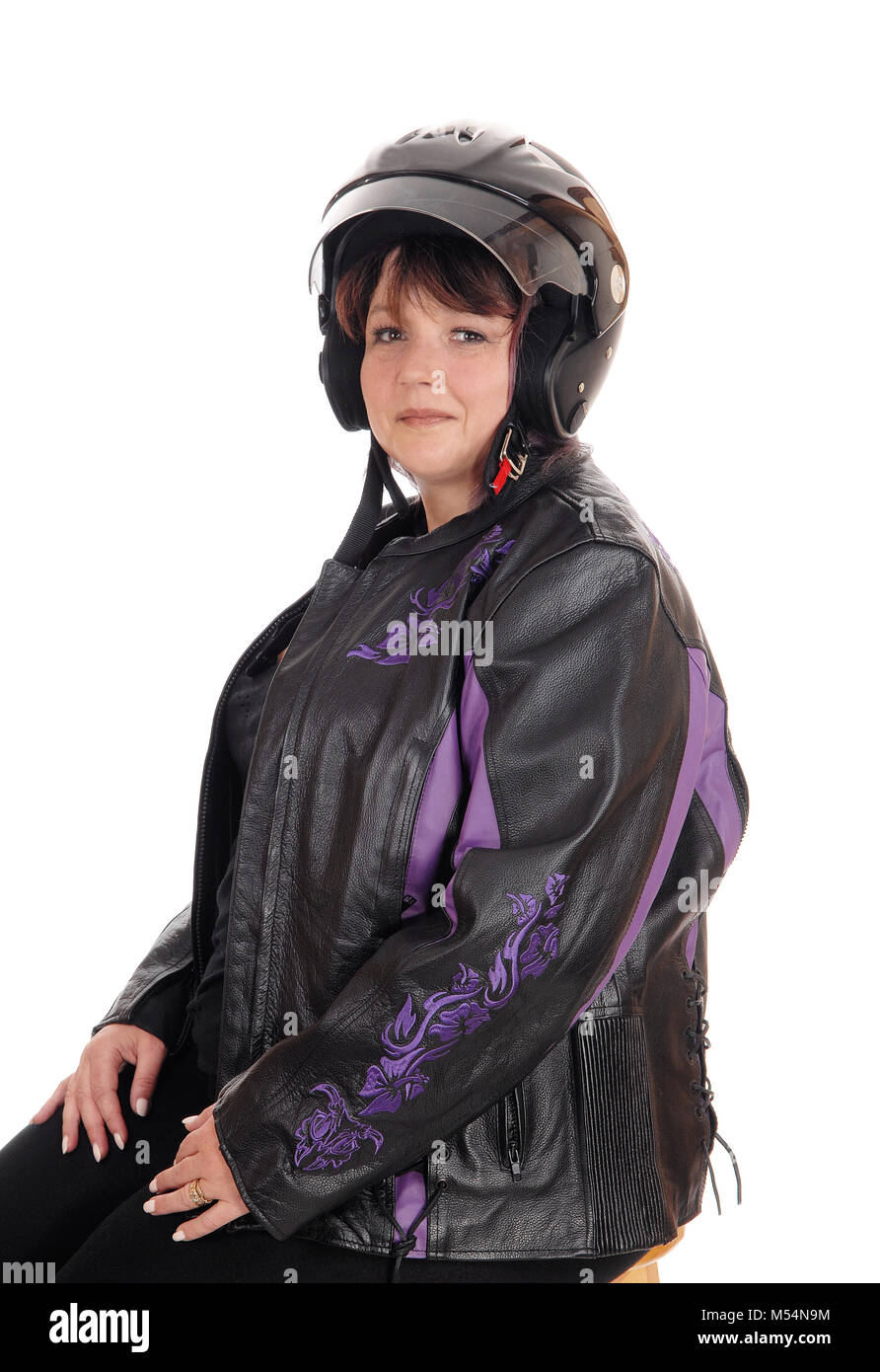 Lächelnde Frau mit Helm und Jacke Stockfoto