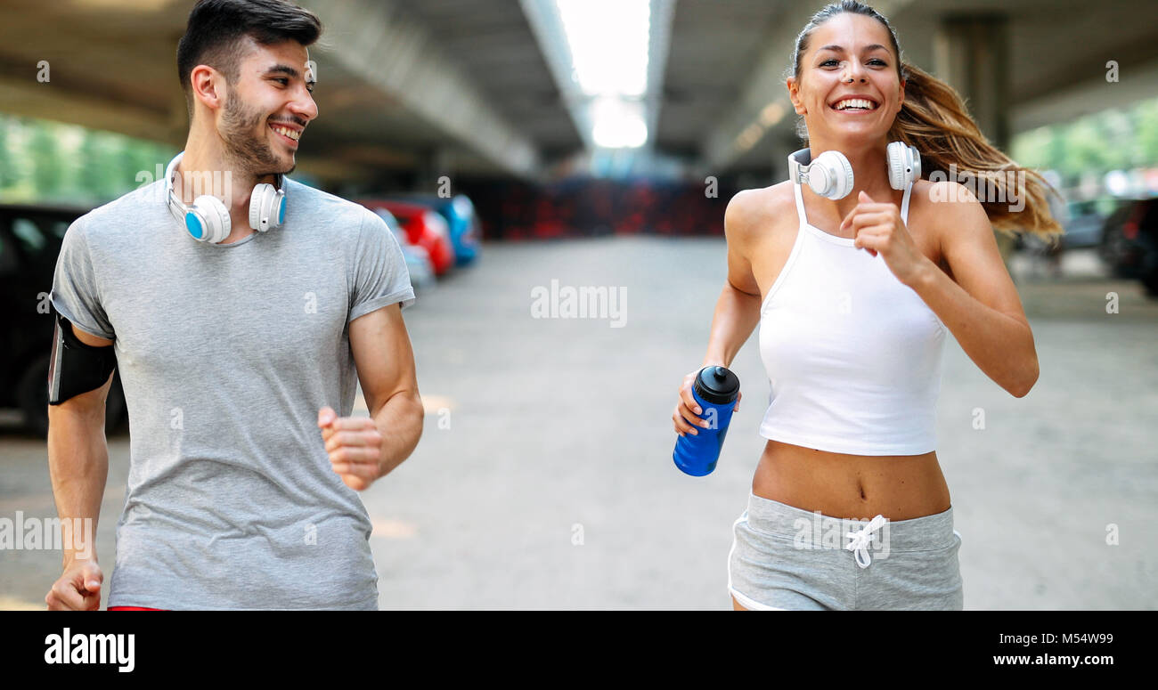 Attraktiver Mann und schöne Frau gemeinsam Joggen Stockfoto