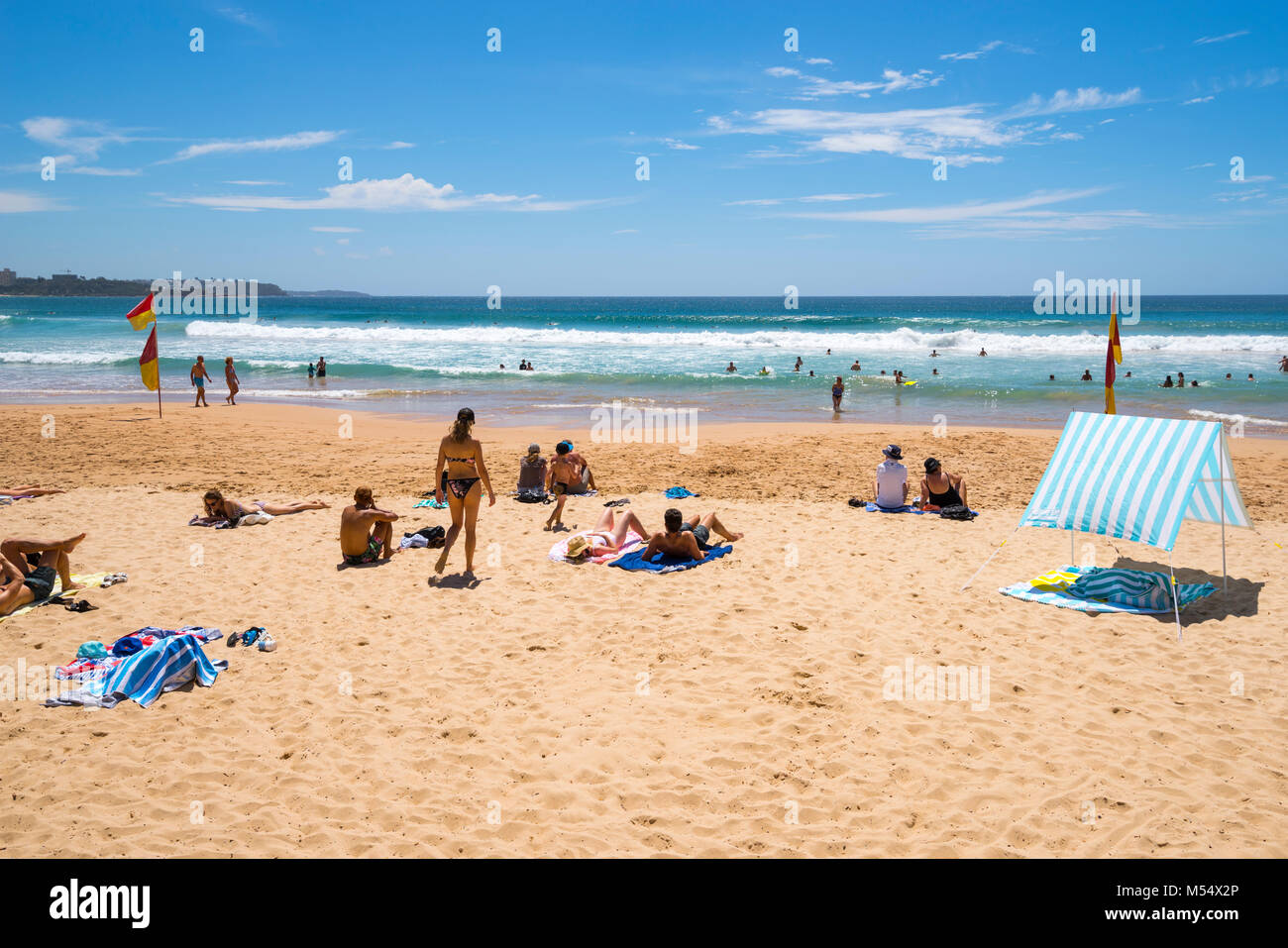 Manly Beach an einem Sommertag mit blauem Himmel, Sydney, Australien Stockfoto