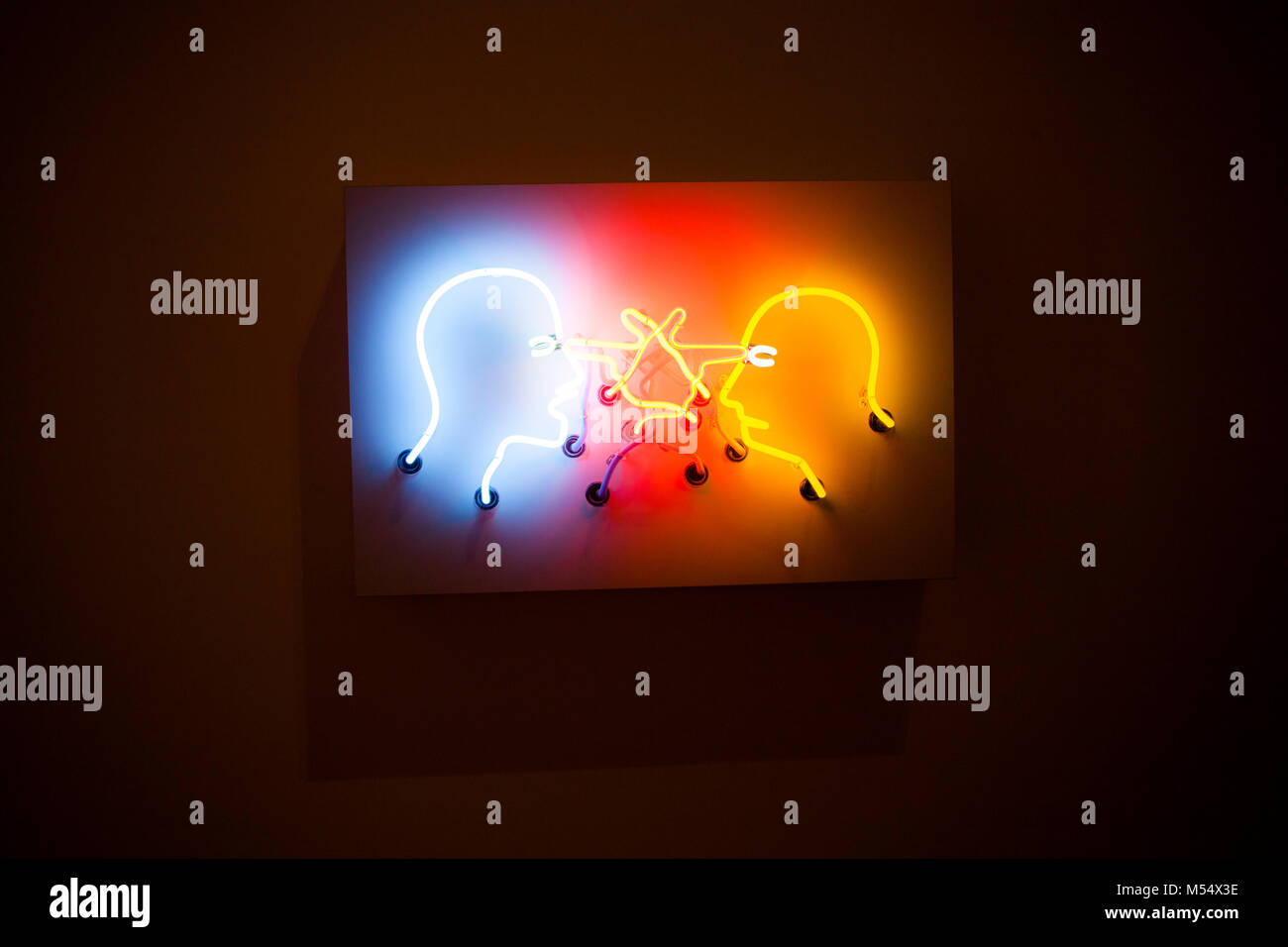 Gesicht geformt Neons im dunklen Bereich beleuchtet. Stockfoto