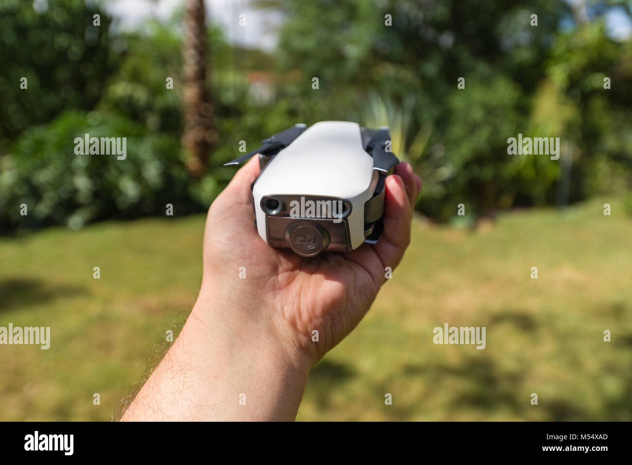 Eine DJI Mavic Luft drone gefaltet in einem mans hand die Größe der Drohne zu zeigen Stockfoto