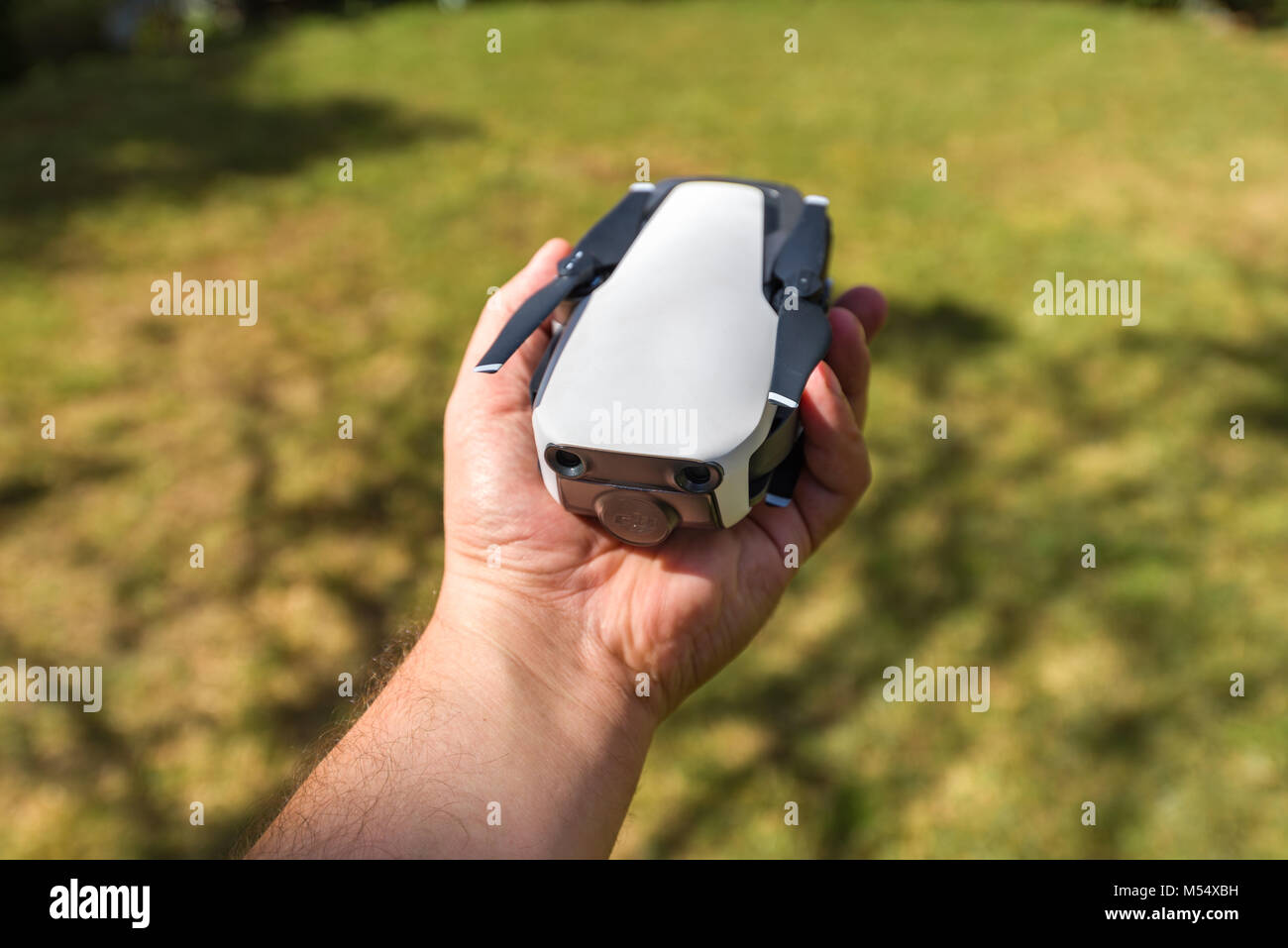 Eine DJI Mavic Luft drone gefaltet in einem mans hand die Größe der Drohne zu zeigen Stockfoto