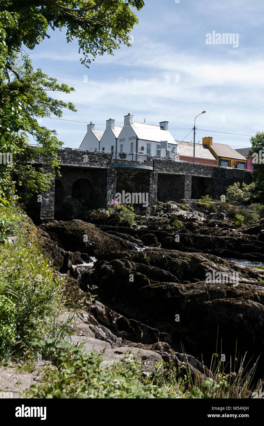 Sneem River im Dorf Sneem, ein sehr beliebtes Dorf für Touristen auf dem Ring of Kerry in Südirland. Stockfoto