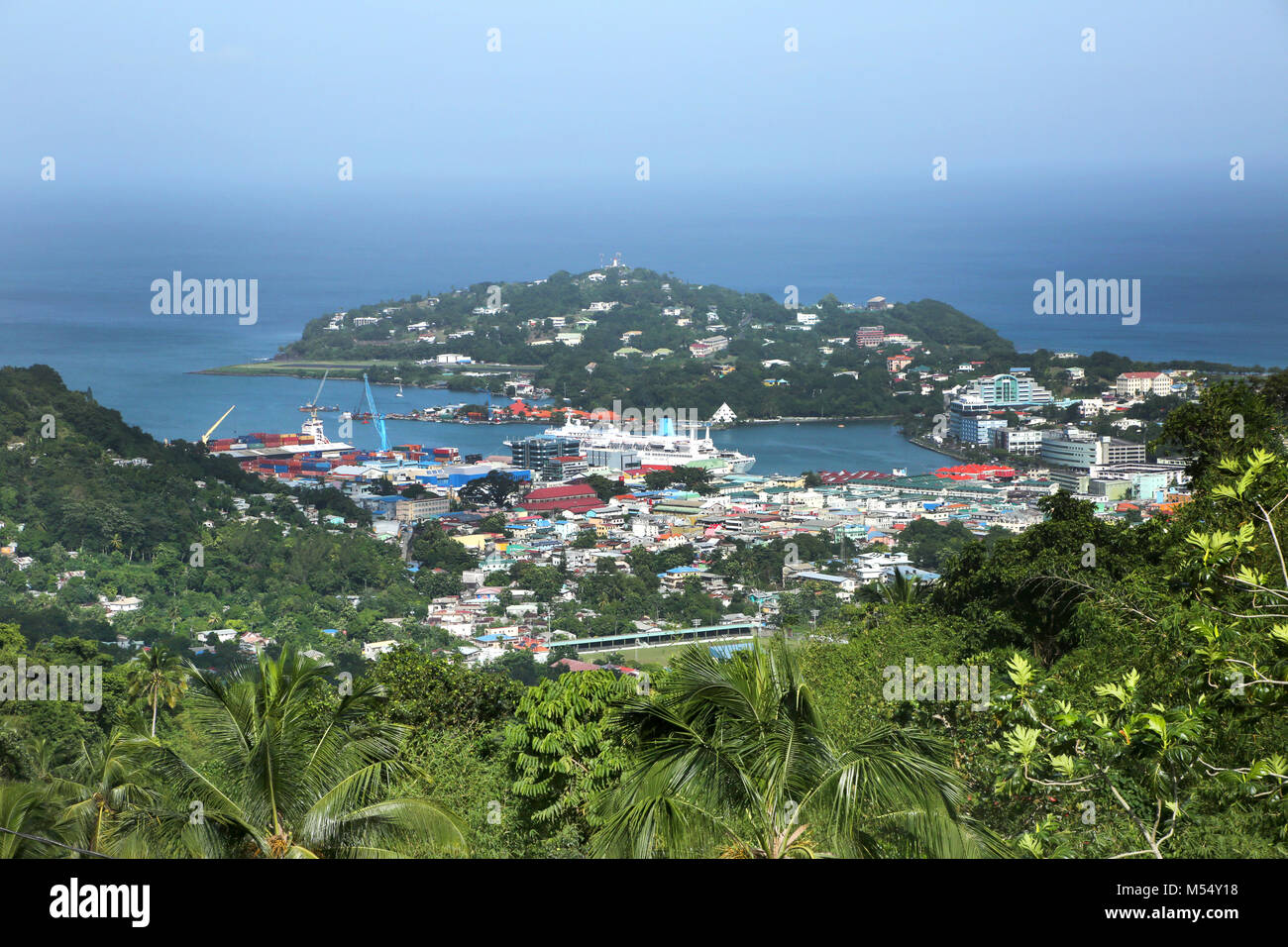 Nach unten das Tal in Richtung der Stadt Castries, St. Lucia. Zeigt die Stadt und den Hafen mit einem Kreuzfahrtschiff angedockt. Stockfoto