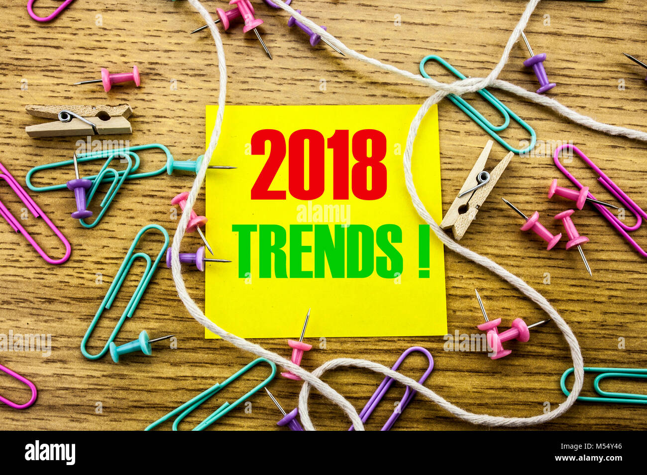 Trends 2018 text auf gelbe Haftnotiz auf Holz- Hintergrund. Minimalen Begriff. 2018 Trends. Stockfoto