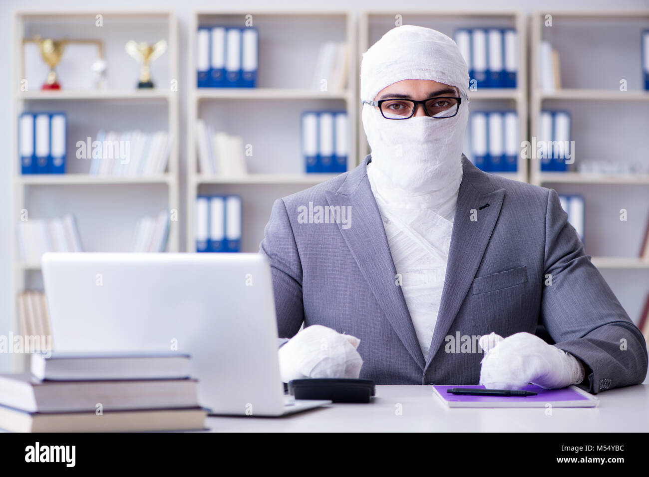 Bandagierte Geschäftsmann Arbeiter, die im Büro tun paperwor Stockfoto