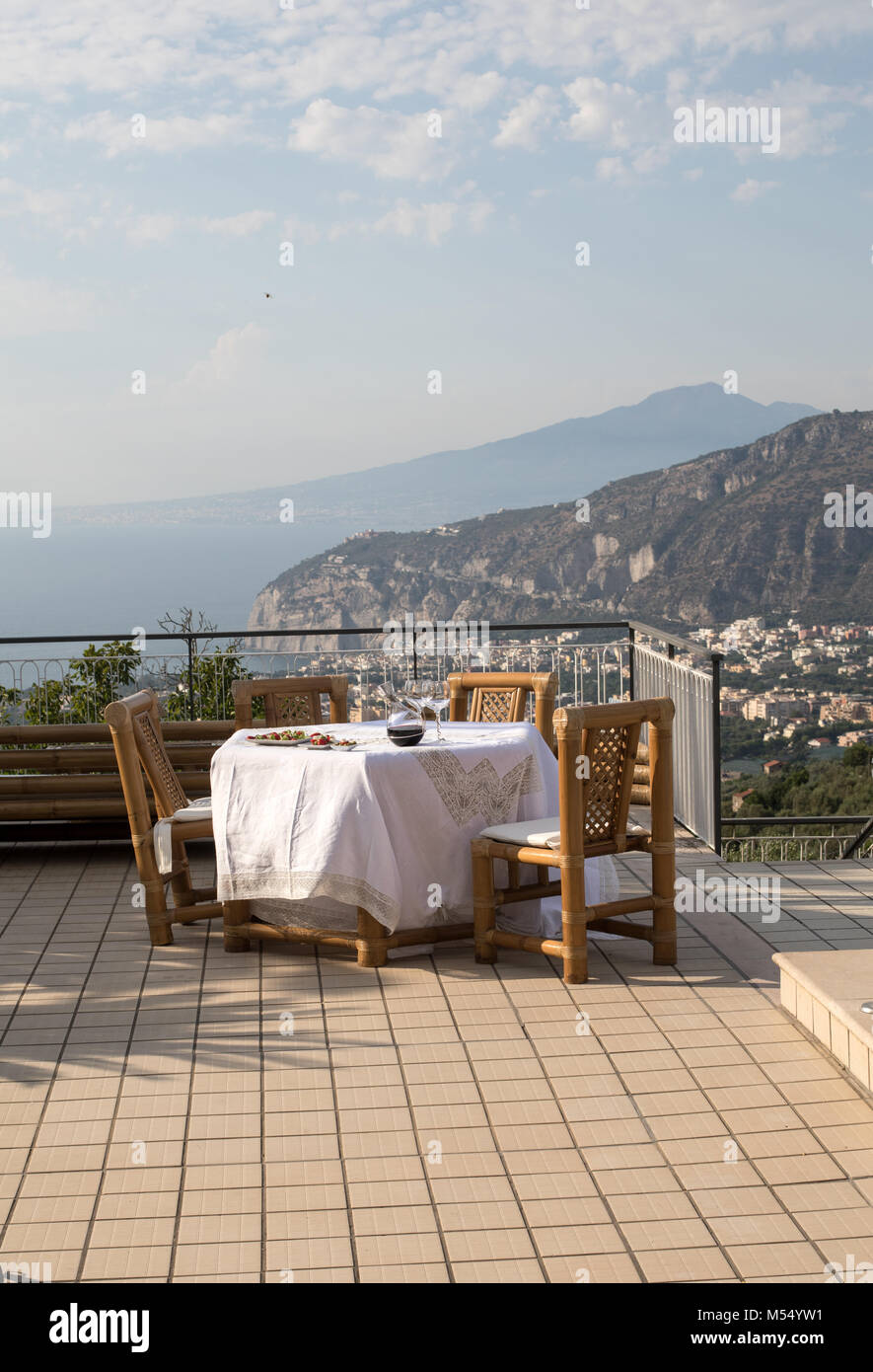 Für das Abendessen auf der Terrasse mit Blick auf die Bucht von Neapel und den Vesuv. Sorrento. Italien Stockfoto