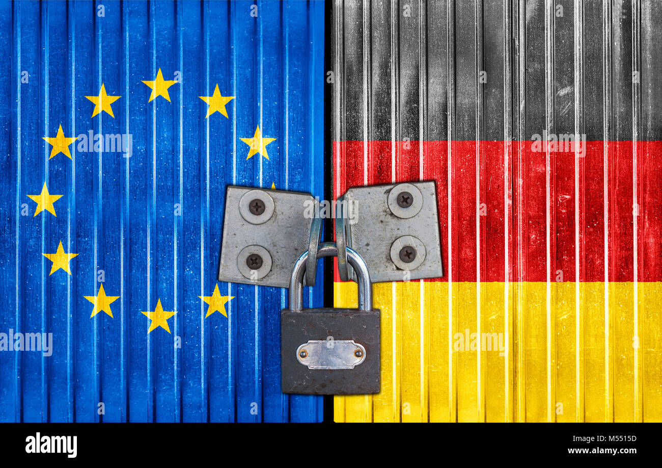 EU und Deutschland Fahne an der Tür mit Vorhängeschloss Stockfoto
