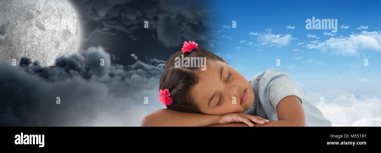Müde kleine Mädchen und Tag und Nacht Mond bewölkter Himmel kontrast Übergang Stockfoto