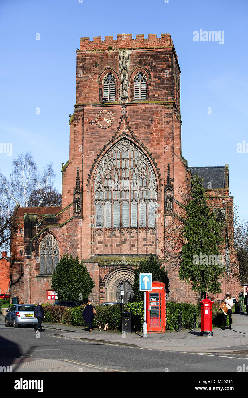 (16) Bilder in diesem Set os Bilder, die sich auf Sehenswürdigkeiten und Architektur in Shrewsbury, England. Westfassade von Shrewsbury Abbey. Stockfoto