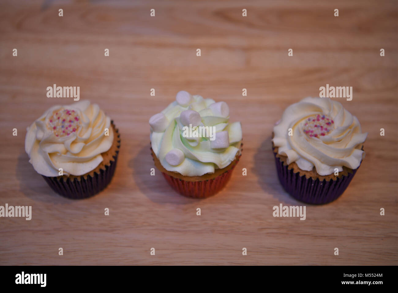 Handgemachte Lebensmittel von Cupcakes auf einem Holztisch mit Platz Stockfoto