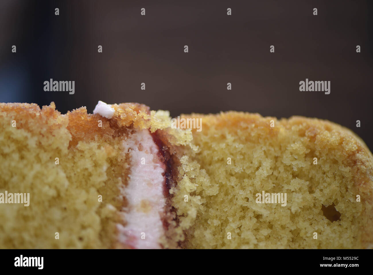 Lebensmittel Nahaufnahme von einer Scheibe gebackene Victoria Biskuitteig mit Marmelade und Sahne auffüllen Stockfoto