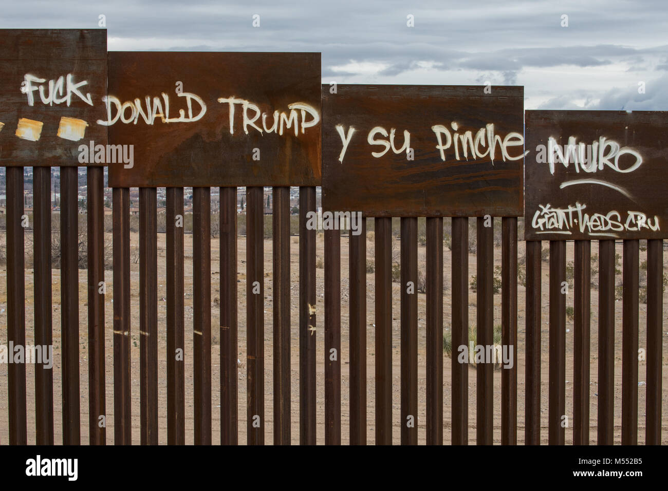 Anti-Trump graffiti auf der mexikanischen Seite der Grenze Mauer zwischen El Paso, Texas und Juarez, Chihuahua, 2018. Stockfoto