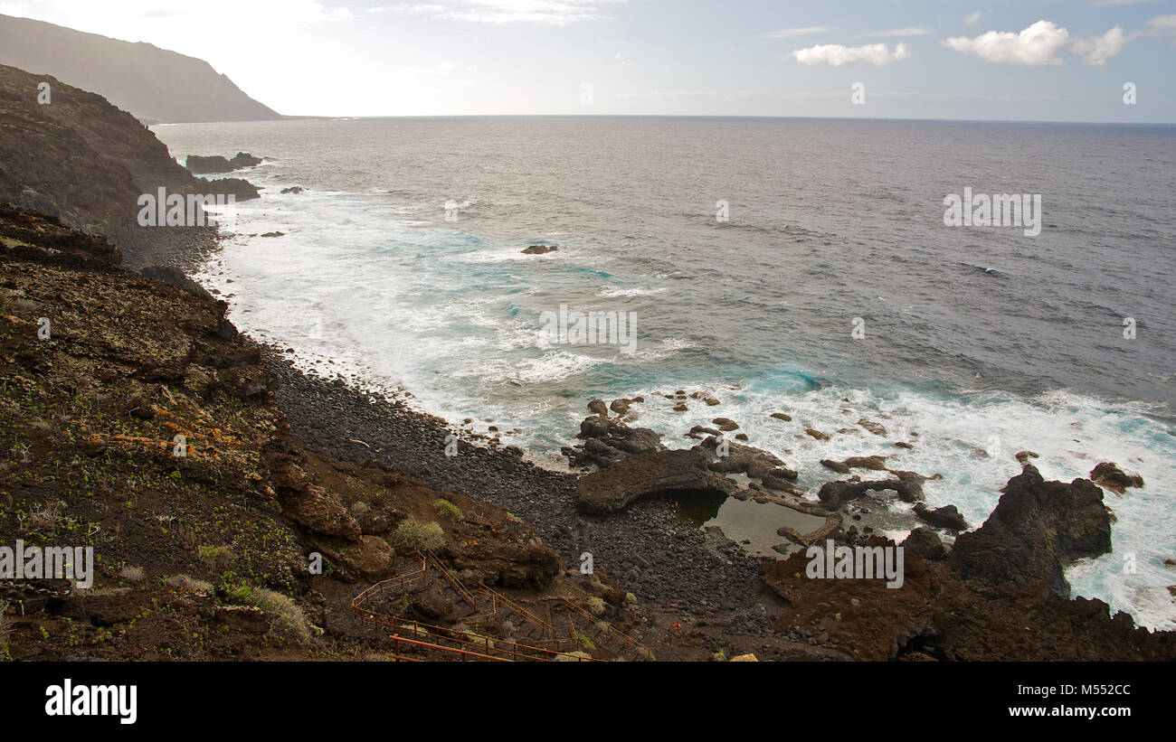 Panoramablick auf Küste Klippen und El Charco Azul natürliche Pools im Insel El Hierro (Kanarische Inseln, Spanien) Stockfoto