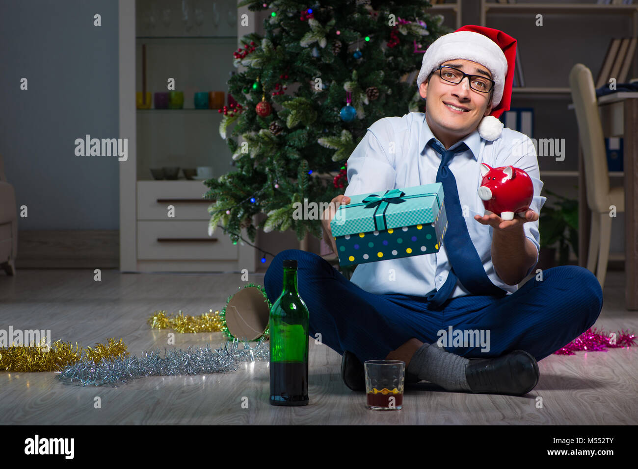 Geschäftsmann Weihnachten alleine zuhause feiern Stockfotografie - Alamy