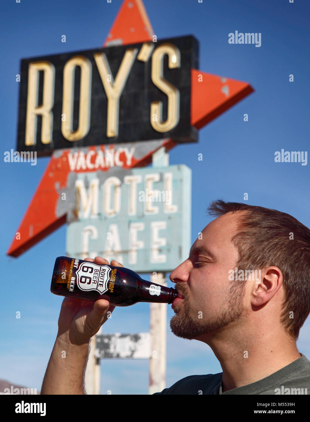 Mann trinkt Bier Stockfoto