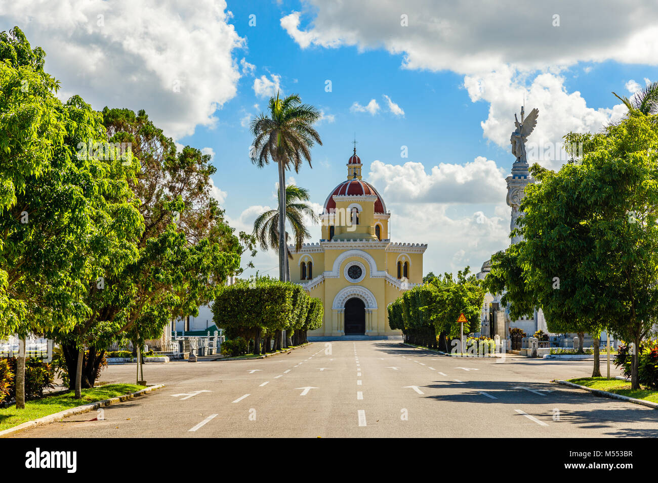Cristobal Colon katholischen Friedhof Kapelle, mit Straße und Gasse im Vordergrund, Vedado, Havanna, Kuba Stockfoto