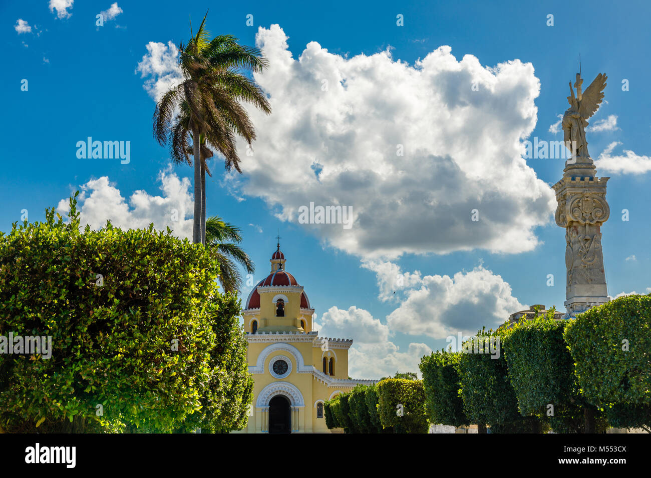 Cristobal Colon katholischen Friedhof Kapelle und Spalte mit Engel im Vordergrund, Vedado, Havanna, Kuba Stockfoto