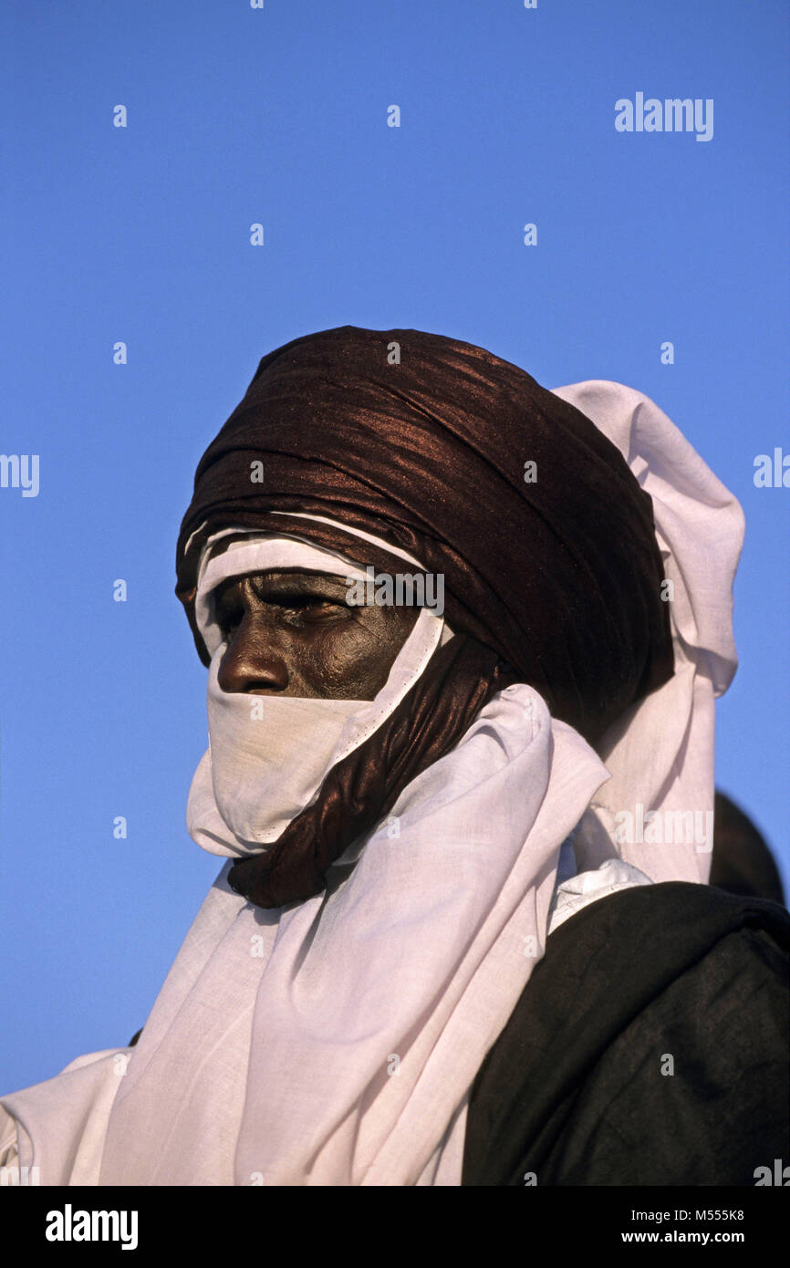 Algerien. Tamanrasset. Sahara. Porträt der Mann der Tuareg Stamm während des TAFSIT oder Springfestival. Indigo Blue Turban. Stockfoto