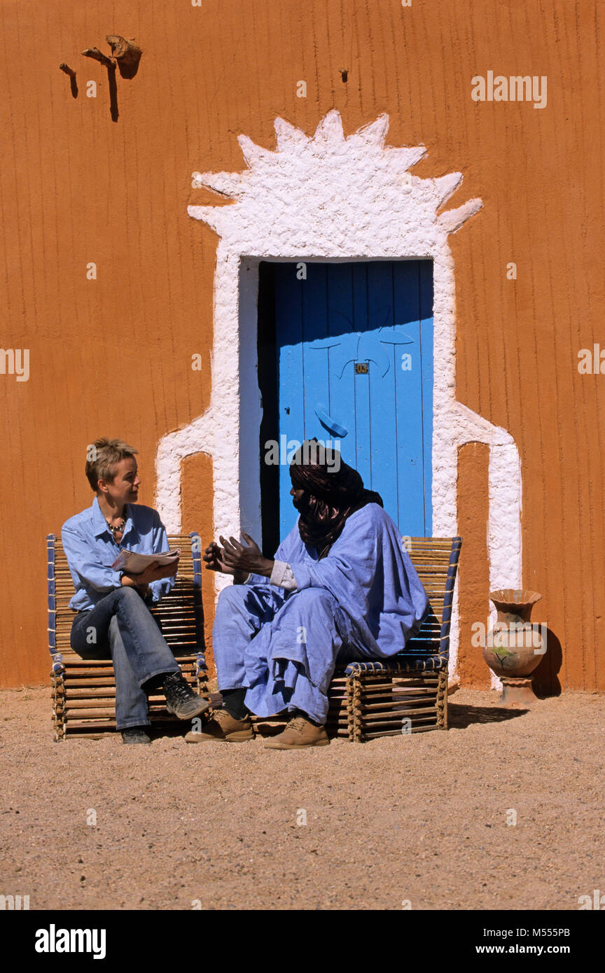 Algerien. Tamanrasset. Sahara. Mann der Tuareg Stamm und touristische, Frau sprechen. Stockfoto