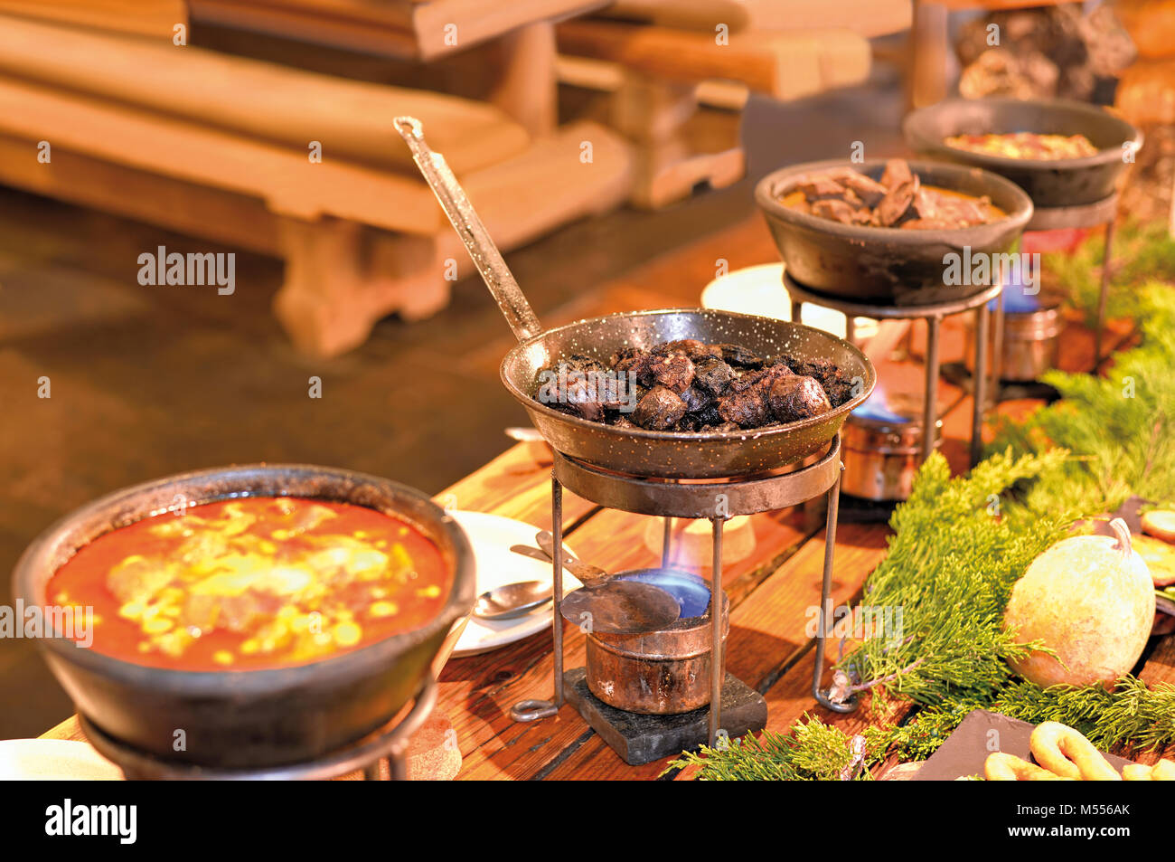 Rustikale Gerichte von einem Mittagsbuffet im mittelalterlichen Restaurant Stockfoto