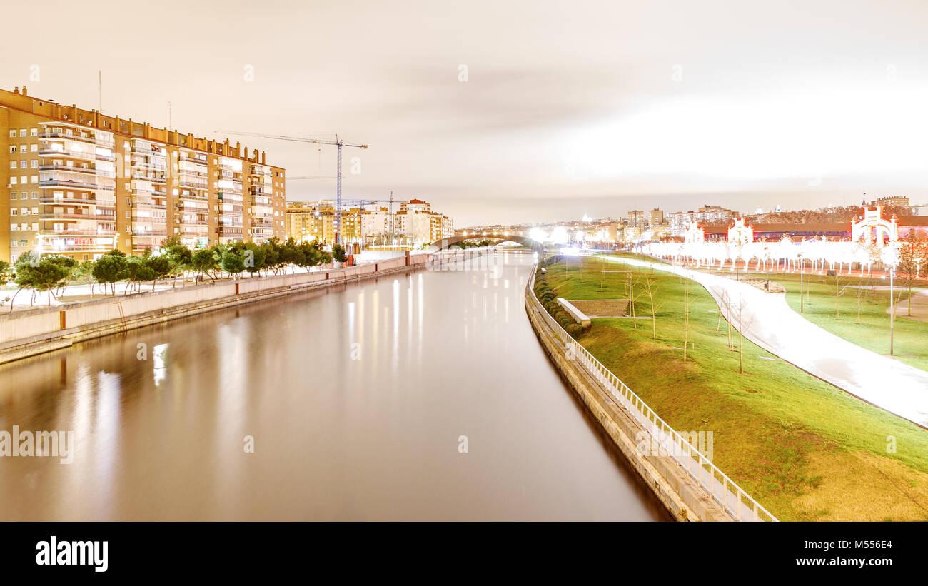 Madrid Manzanares bei Nacht Stockfoto