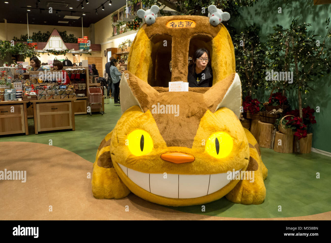 Mädchen, die ein Foto mit Cat Bus zu einem Studio Ghibli store in Nagoya Stockfoto