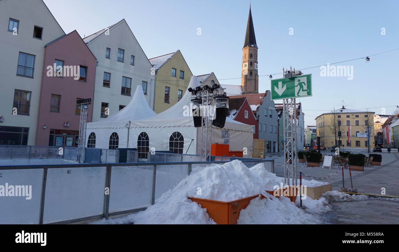 Dingolfing Bayern Niederbayern Kirche und Altstadt Obere Stadt Marienplatz im Winter Stockfoto