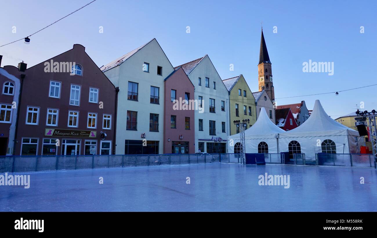 Dingolfing Bayern Niederbayern Kirche und Altstadt Obere Stadt Marienplatz im Winter Stockfoto