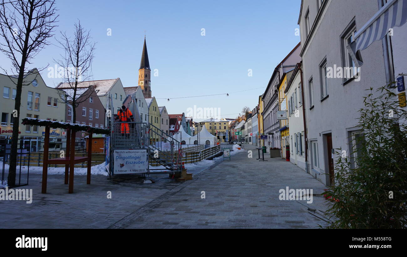 Dingolfing Bayern Niederbayern Kirche und Altstadt Obere Stadt Marienplatz im Winter Stockfoto