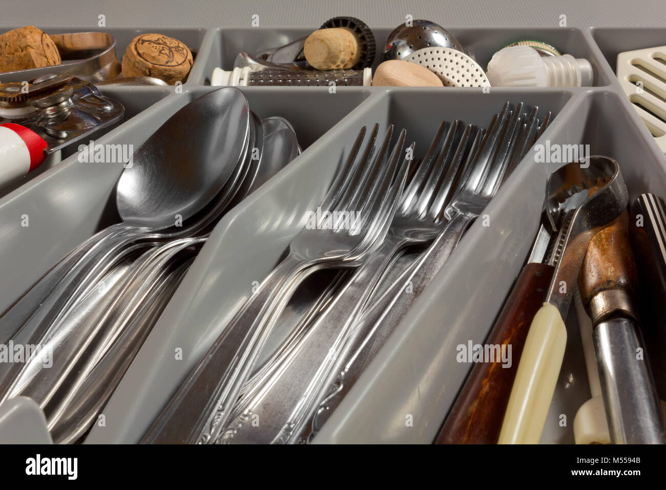 Nahaufnahme der Inhalt einer Küche Schublade voll von Besteck und Geschirr Stockfoto