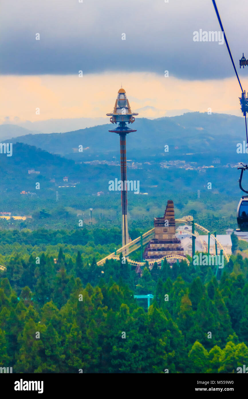 UFO-Turm, dem höchsten Free-Fall-Fahrt an die Formosa Aboriginal Culture Village Theme Park. Stockfoto