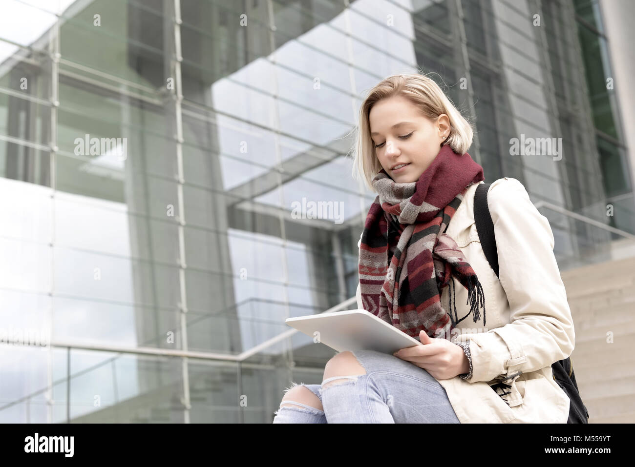 Frau mit digital-Tablette Stockfoto