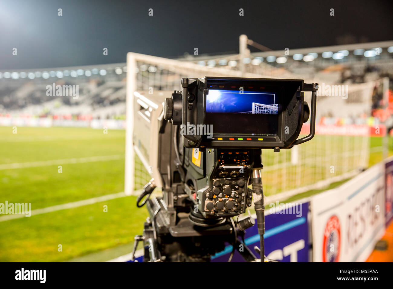 TV-Kamera im Stadion während der Fußballspiele im Fernsehen Kamera während  der Fußball Match Stockfotografie - Alamy