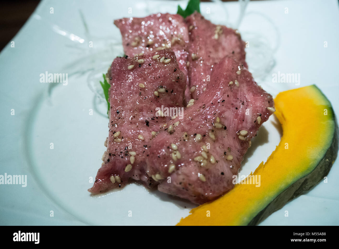 Raw Ox Zunge von einem Japanischen wagyu Kuh auf einem Teller serviert. Stockfoto