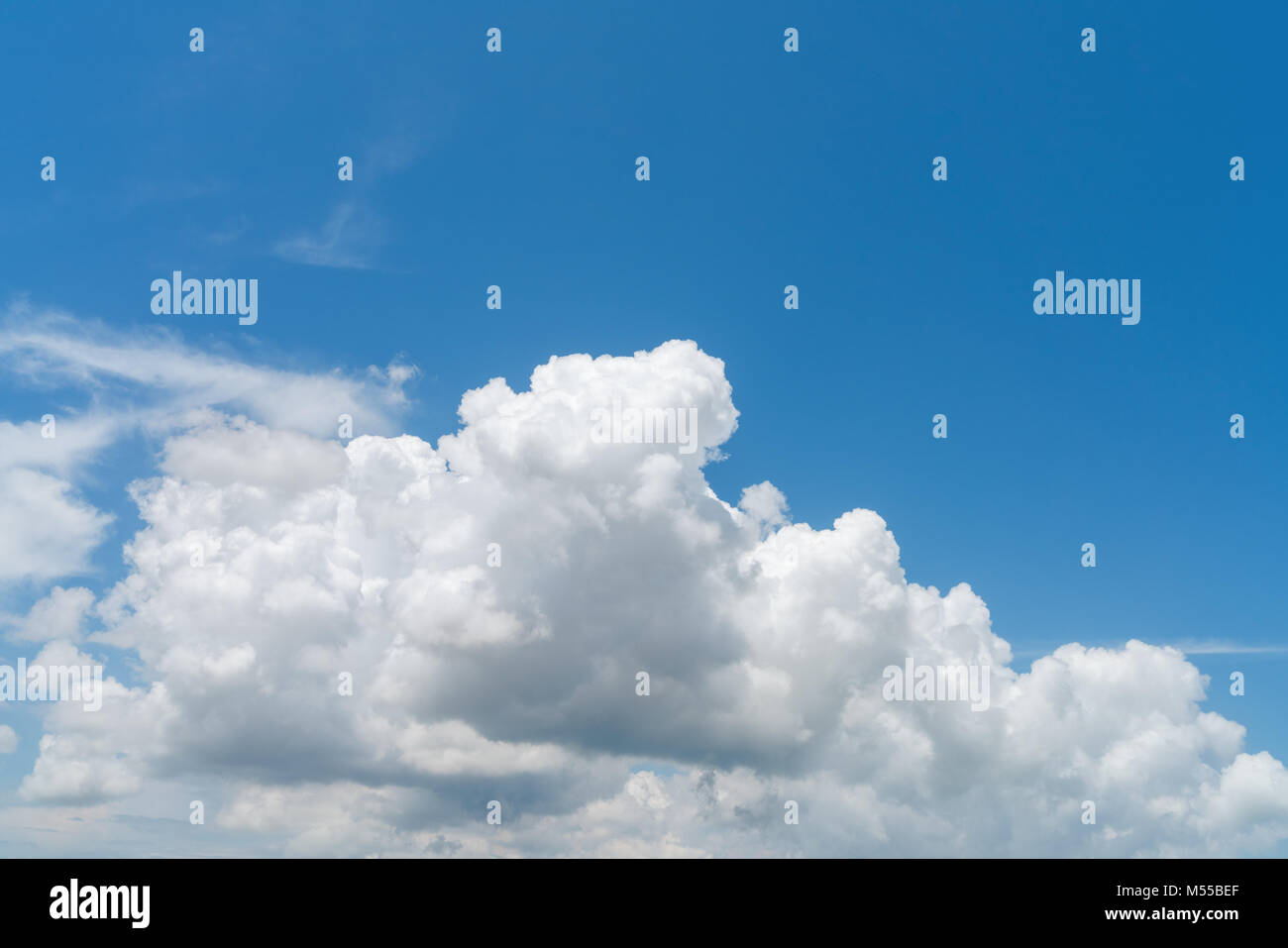 weiße Wolke am blauen Himmel Stockfoto