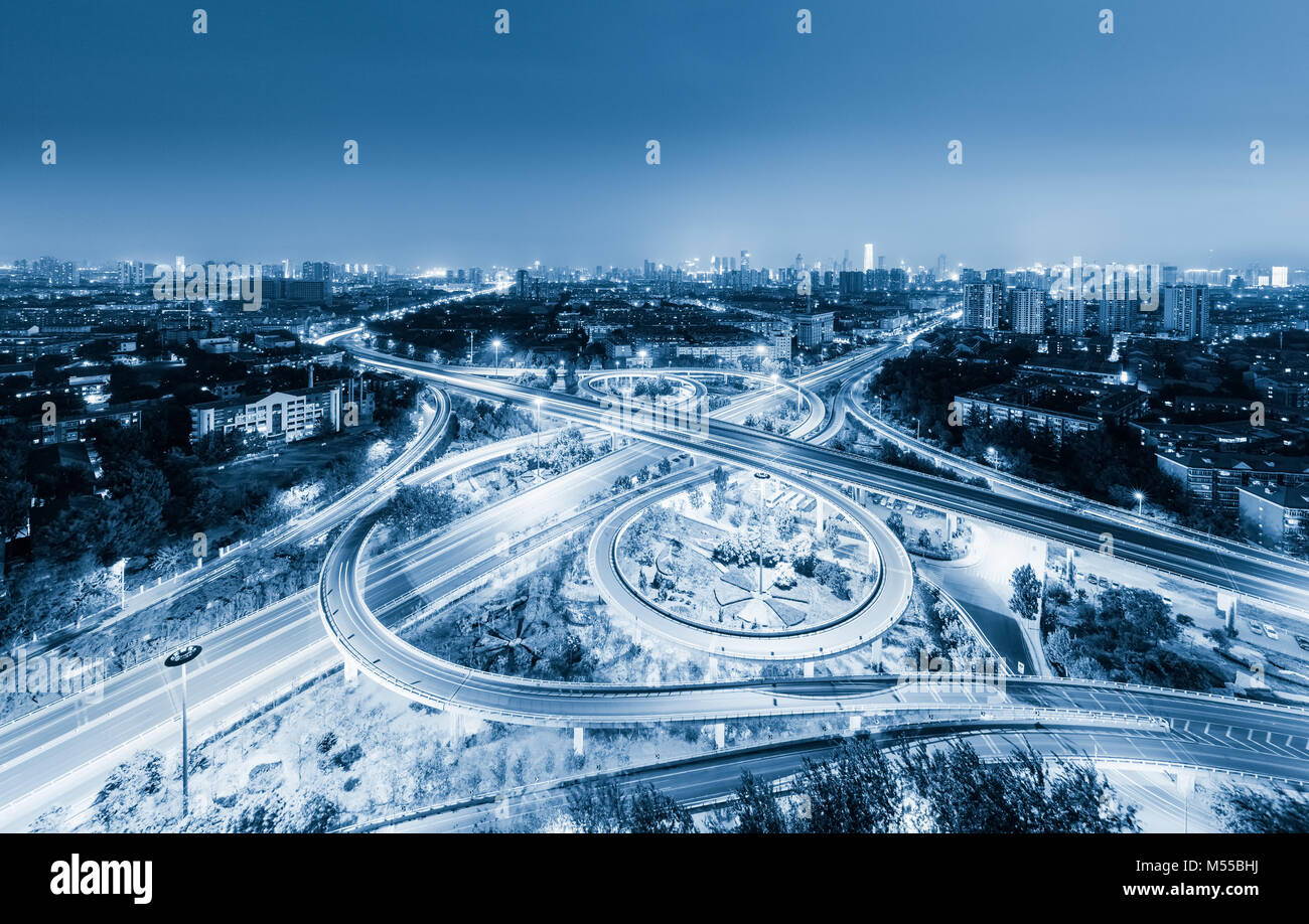 Überführung der Stadt bei Nacht Stockfoto