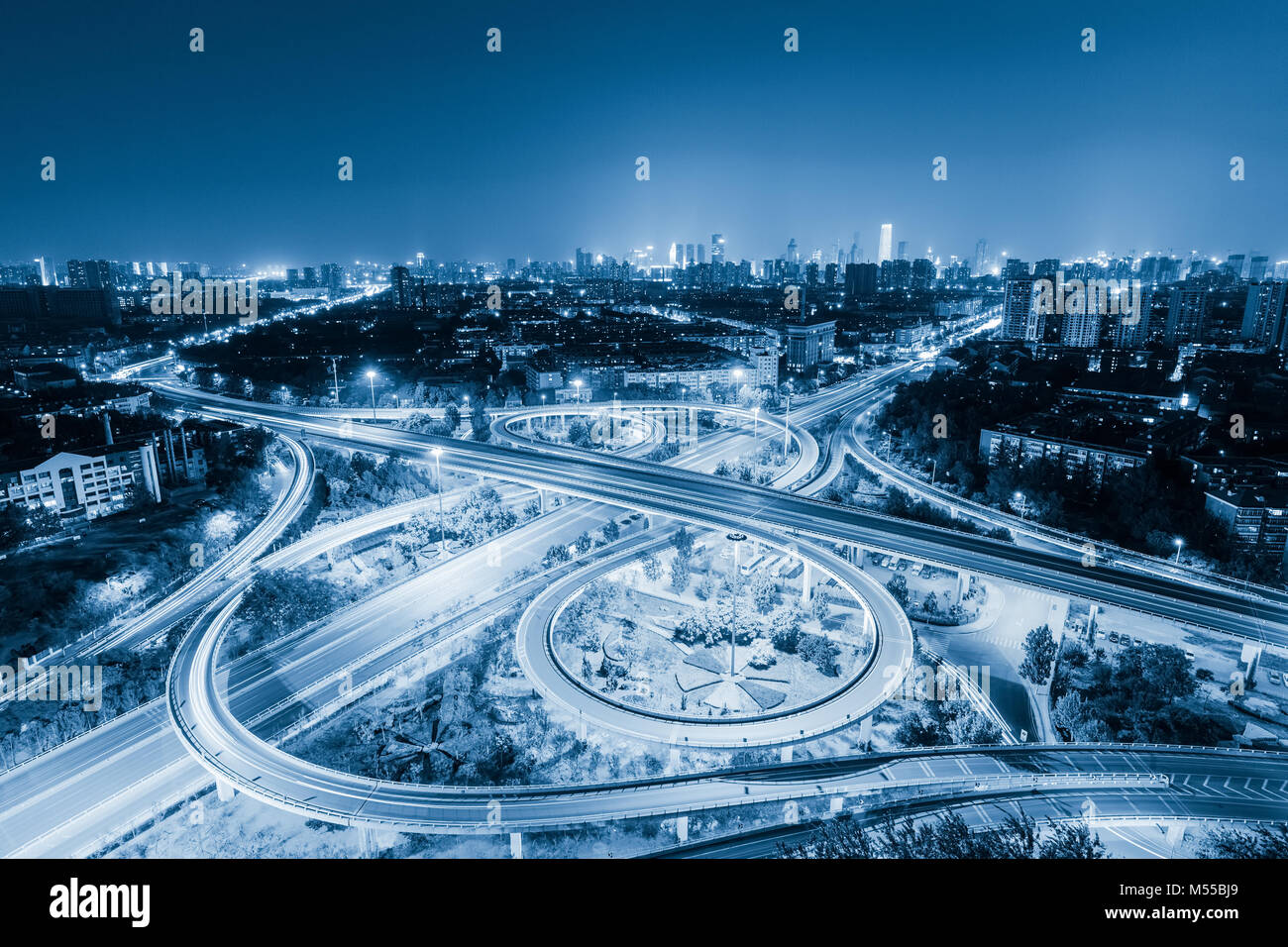 Überführung der Stadt bei Nacht Stockfoto