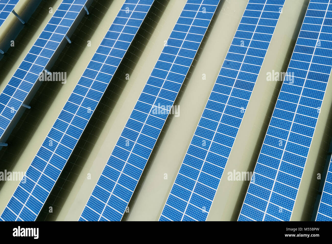 Solarstrom Farmen von oben Stockfoto