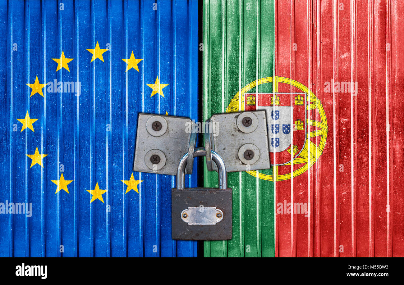 EU und Portugal Flagge auf der Tür mit Vorhängeschloss Stockfoto