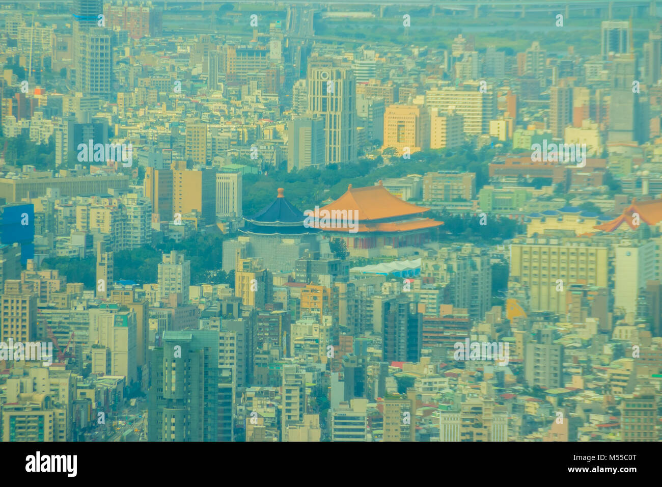 Antenne Panorama über Taipei, der Hauptstadt von Taiwan, auf einem blauen Himmel und bewölkter Tag Stockfoto