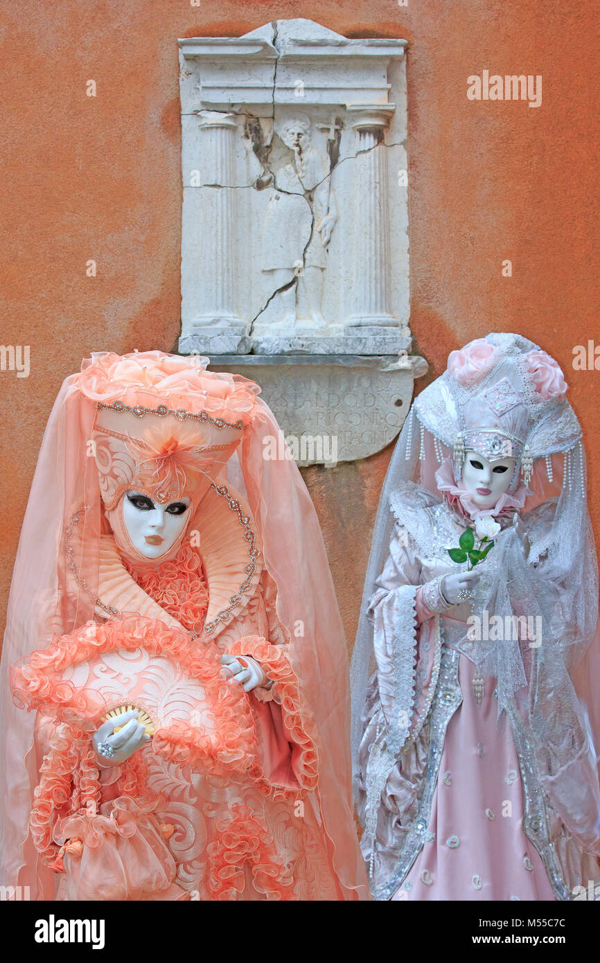 2 Damen im traditionellen venezianischen Kostüme im Karneval von Venedig (Carnevale di Venezia) in Venedig, Italien gekleidet Stockfoto