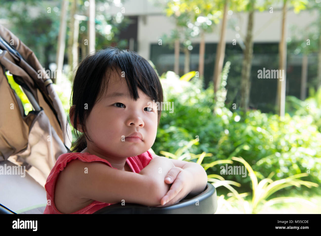 Asiatische kind Mädchen im Kinderwagen Stockfoto