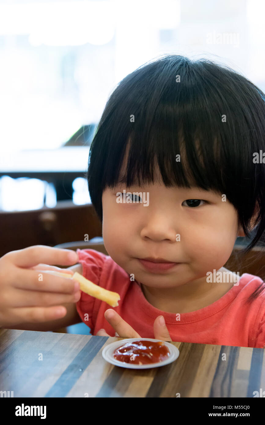 Kind essen Pommes frites Stockfoto
