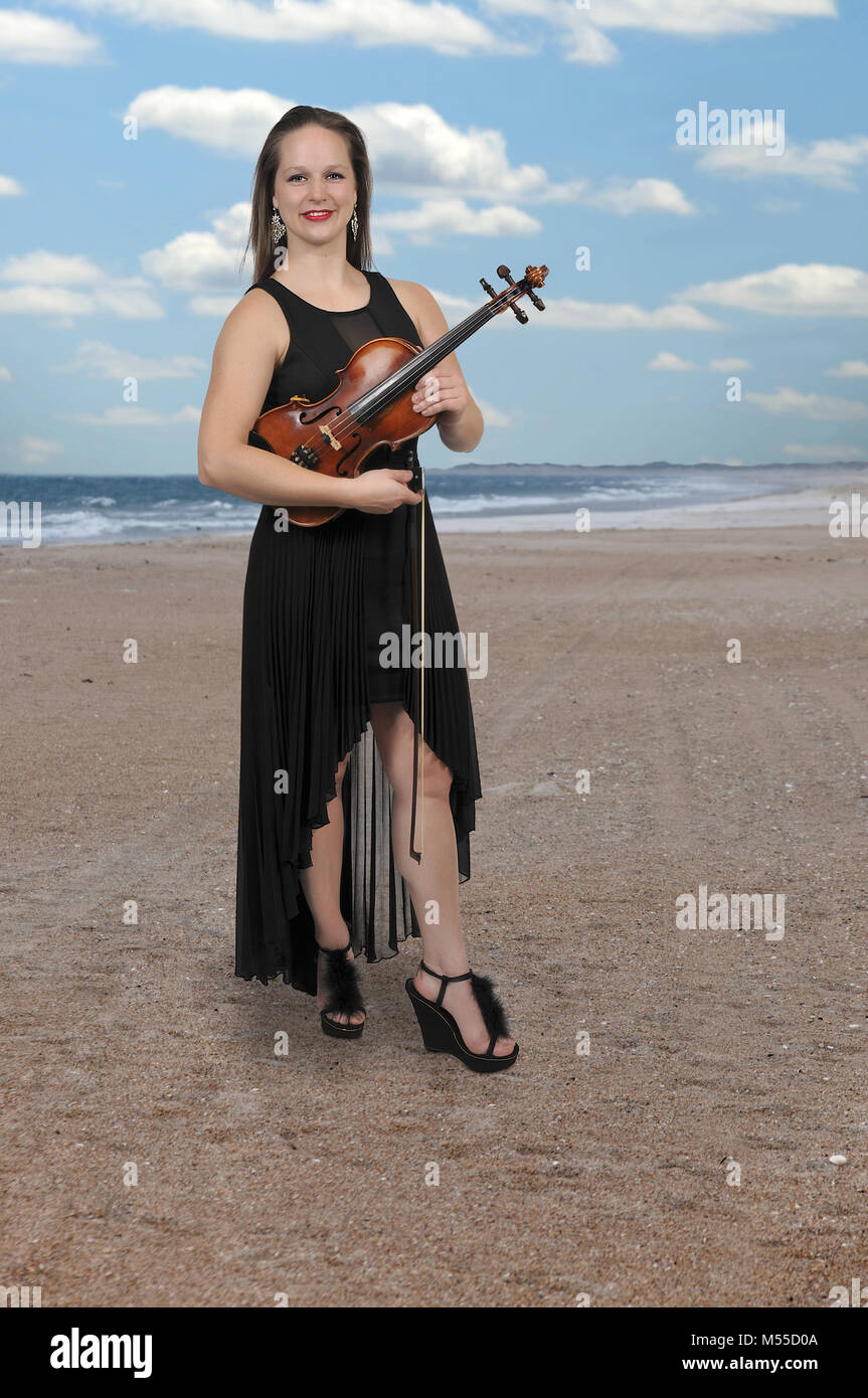 Frau spielt Geige Stockfoto