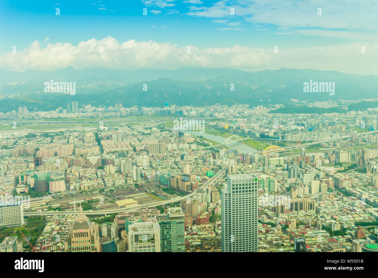 Antenne Panorama über Taipei, der Hauptstadt von Taiwan, auf einem blauen Himmel und bewölkter Tag Stockfoto