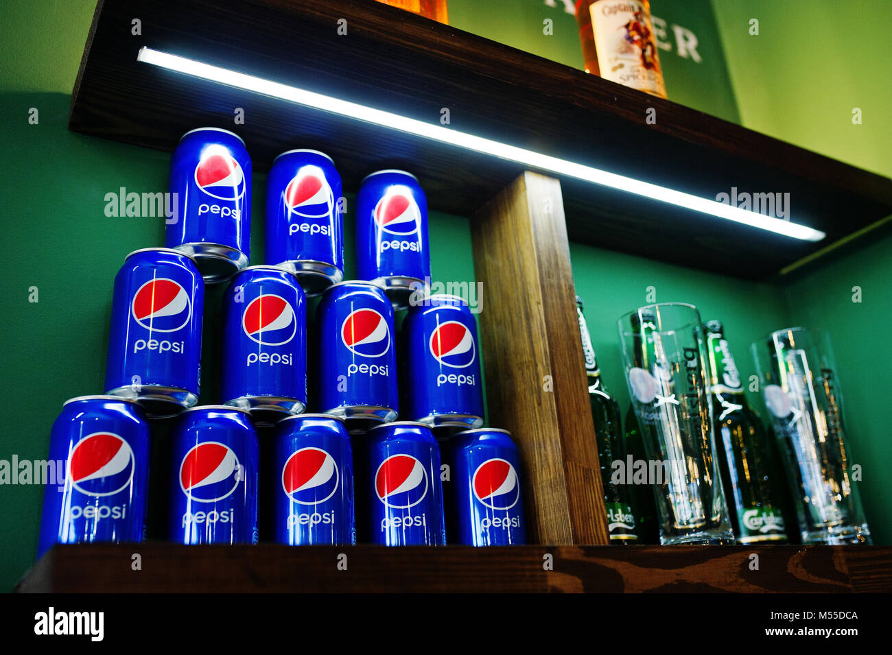 Hai, der Ukraine - 08. November 2017: Pyramide von Pepsi Dosen im Regal mit Carlsberg Bier. Stockfoto