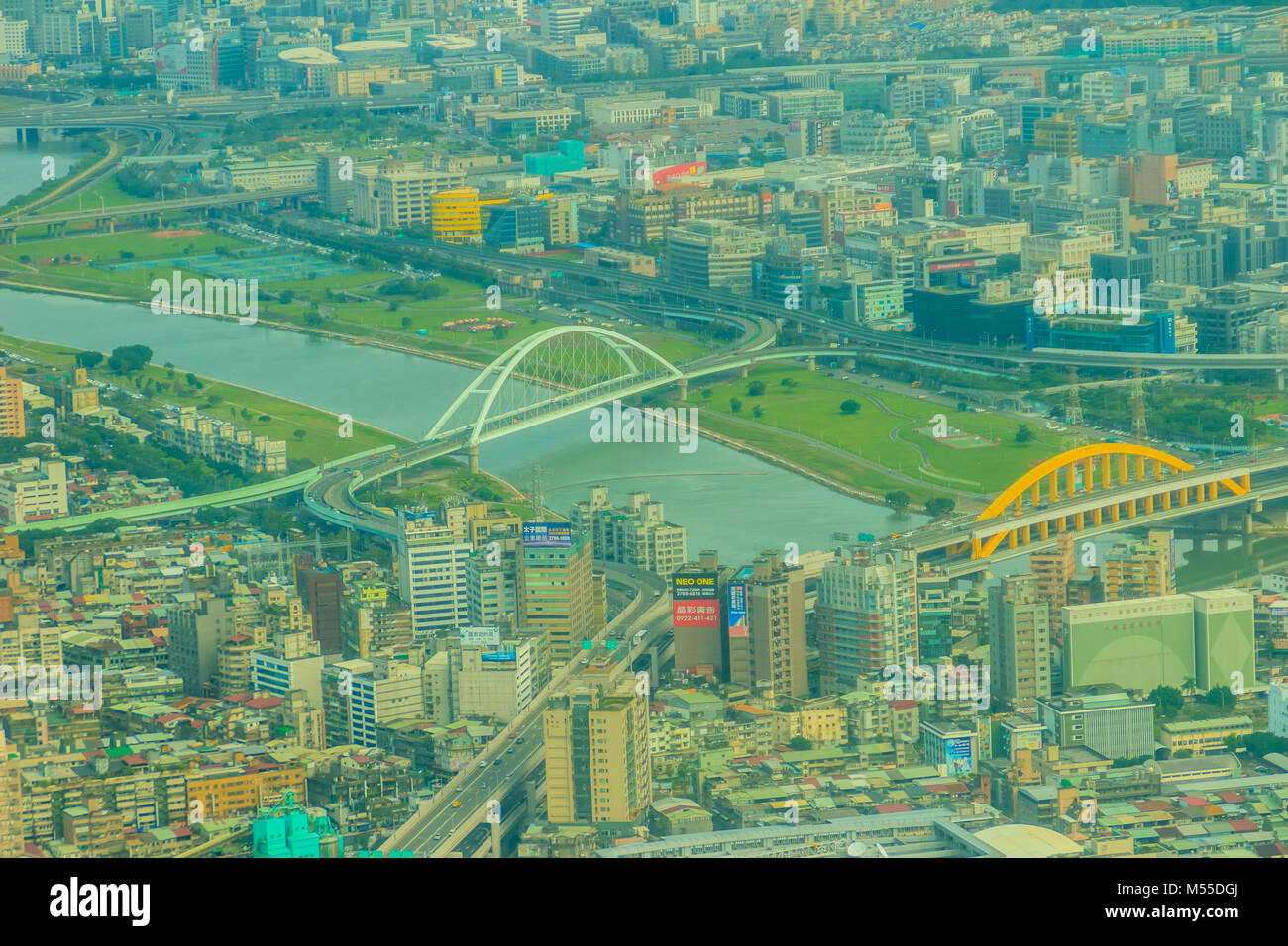 Antenne Panorama über Taipei, der Hauptstadt von Taiwan, auf einem blauen Himmel und bewölkter Tag Stockfoto