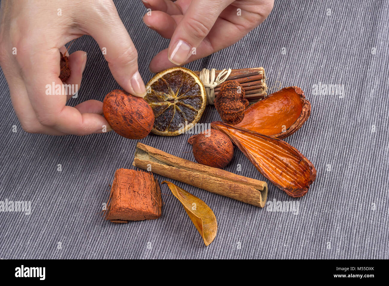 Hände eine Dekoration. Stockfoto